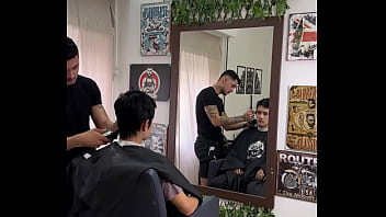 NAKED BARBER DEIXOU SEU CLIENTE COM MUITO TESAO NA HORA DO CORTE E DEIXOU O TWINK SAIR SATISFEITO.