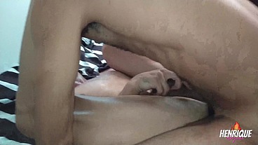UM CASAL DE AMIGO PAUZUDOS, ME CONVIDOU PRA DIVIDIR O MARIDO, E ACABAMOS FAZENDO UM TROCA-TROCA DE LEITADA NO RABO. ( 1°Parte)