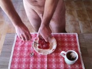 Cicci77 e Pedro preparano la colazione con pane, sperma e marmellata e un tè di pipì alla pesca!!