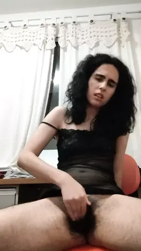 Hairy Menina masturbates nua