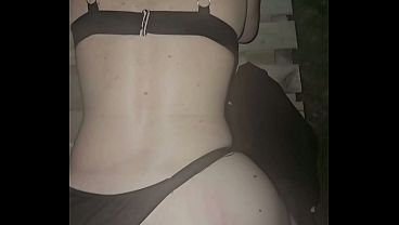 Il me baise la chatte et le cul en ext&eacute_rieur sur une palette
