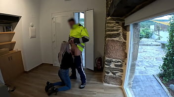 Surprised delivery guy gets unexpected blowjob