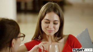 Orális szex, cowgirl, lovaglás, hármas, dupla behatolás – a barna Aidra Fox, Kali Roses és Riley Reid análisan kefélik Erik Everhard és James Deen által.