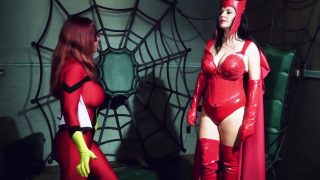 Les cosplayers de Scarlet Witch et Spider Woman se baisent avec des sangles.