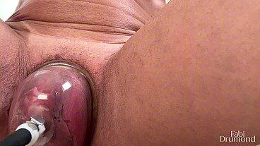 MILF gostosa usando bomba de buceta e gozando toda molhada