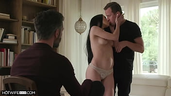 Esposa Hotwife Fode Gostoso na Frente do Marido Corno, com um Amigo (Legendado)