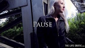 ”Glam blonde Adelina White pees outdoors & rubs her muff”