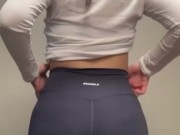 Onlyfans girl showing off leggings