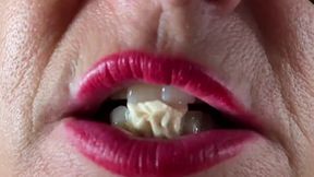 extremo primer plano de mi boca mascando chicle. extreme close-up of my mouth chewing gum