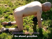 VOST engl - Omorashi dans le jardin avec cet inférieur nu et chaste.