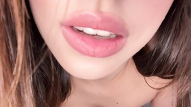 Julie Oliver's juicy ass toys a first time solo anal rubdown