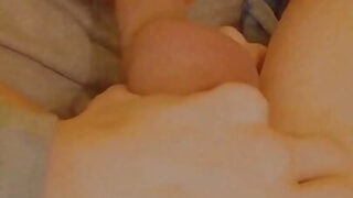 Młody amator masturbuje swojego twardego kutasa w gorącym, domowym filmiku z fellatio