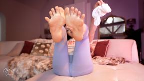 Stinky feet for addicted loser