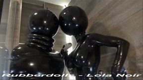 Lola Noir - Latex Lea Anderson - Rubber Dolls Taking A Shower - HD