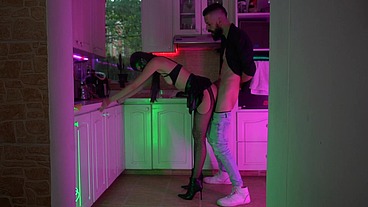 Sexo desde la cocina hasta la sala termina con un chorro de semen en su cara