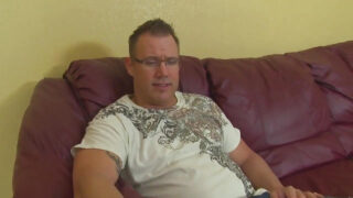 La jolie blonde asiatique Mia Rider, en bas, se fait sodomiser par Tommy Utah.