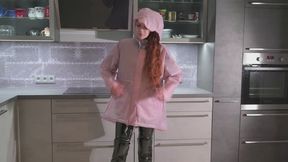 Miss Lara in Hunter Regenjacke und Lackcatsuit Bondage