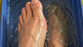 My feet barely fit... this bath is too small