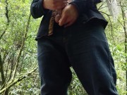 Exhibicionismo en el bosque, me masturbo al borde de un sendero hermoso