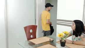 la cachonda de mi hermanastra me dio un estimulante sexual y mi mujer esta de viaje as&iacute_ que la puse a mamar por chistosa