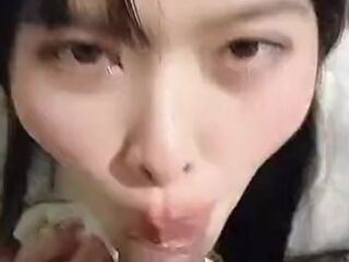 Glamorous Cutie Eye Contact Befoe Getting Doggy Bang - สาวน่ารักอมควยไปมองหน้ามองตาไปด้วยดูแล้วเงี่ยน