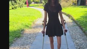 Miss Annika ???? oggi, ha ricevuto un messaggio per una clip privata. Si deve mettere nei panni di una ragazza che, passeggia al parco con , stampelle, senza, calza, senza scarpa, che simuli una caviglia slogata. L'altro piede scarpa con tacco b. Vis