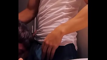 Termina la despedida de solteros de mi mejor amigo hetero follando mi culo salvajemente