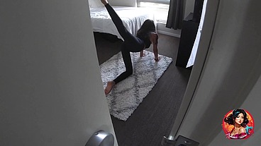 He walked in on my girlfriend working out