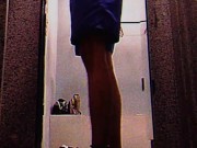 Tirando a roupa para tomar um banho, no vestiário da academia