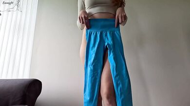 Big booted gym girl flashes perfect ass in ripped leggings haul