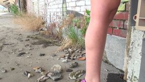Solo Pee Girls Naomi Top Model with Epic Butt