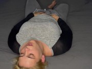 Selbstbefriedigung auf dem Bett multiple Orgasmen zittern Zucken stöhnen schreien Fingern feucht