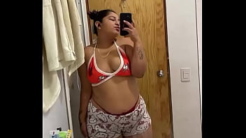 Putita alist&aacute_ndose para culiar con el cuernudo