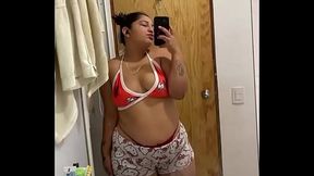 Putita alist&aacute_ndose para culiar con el cuernudo