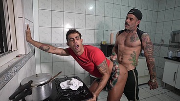 Macho Dotado XXL fudendo enteado afeminado de minha sainha e calcinha
