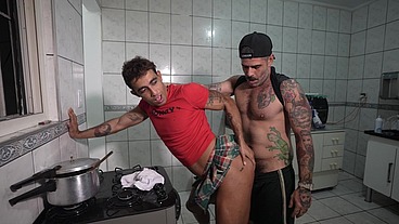 Macho Dotado XXL fudendo enteado afeminado de minha sainha e calcinha