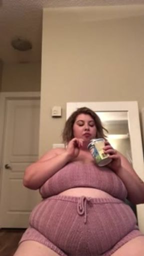 CURVY BBW IS HUNGRY SO SHE CHOWS DOWN ON ICE CREAM