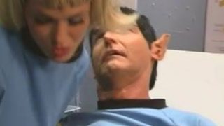 Janice Rand de Star Trek cosplayer enseña a Spock cómo follar