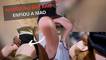 I went to a bar full of men, wearing a little skirt just to show my panties... and ended up getting fingered in my pussy! Fui num bar cheio de homens, de sainha e acabei levando dedada na bucetinha