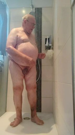 Shower with foam sponge