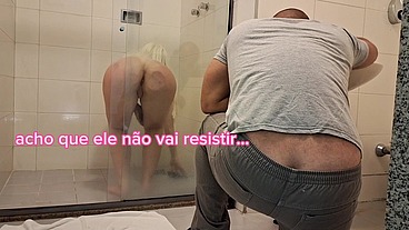 Seduzindo encanador até ele não resistir