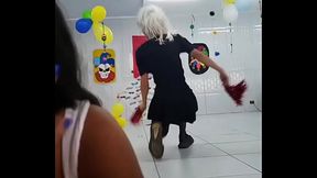 novinho botando pra foder no palco louco,mongo trans e-girl gostoso cueca branca janela frigobar banana verde