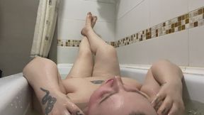 WET HAIR PLAY ON THE WATER LEVEL