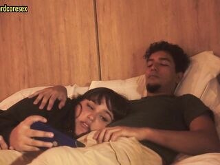 mi hermanastro se da cuenta que nos quedamos solos y aprovecha para hacer de las suyas