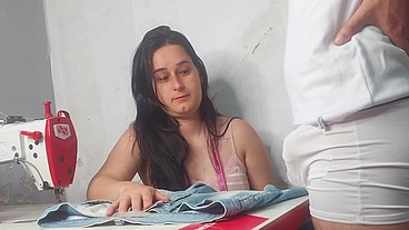 Costureira observando ereção do cliente!