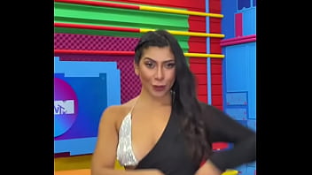 Novinha deixa peitinho aparecer no tictoc