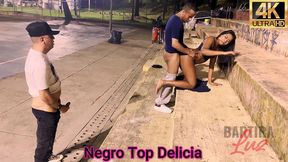 transei com a bartira luz em uma praca e em cima de uma moto, com todo mundo olhando.