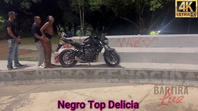 transei com a bartira luz em uma praca e em cima de uma moto, com todo mundo olhando.