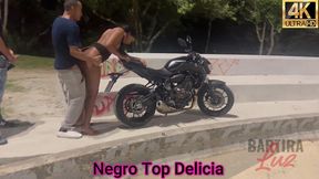 transei com a bartira luz em uma praca e em cima de uma moto, com todo mundo olhando.