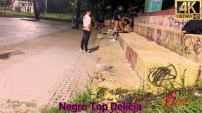 transei com a bartira luz em uma praca e em cima de uma moto, com todo mundo olhando.